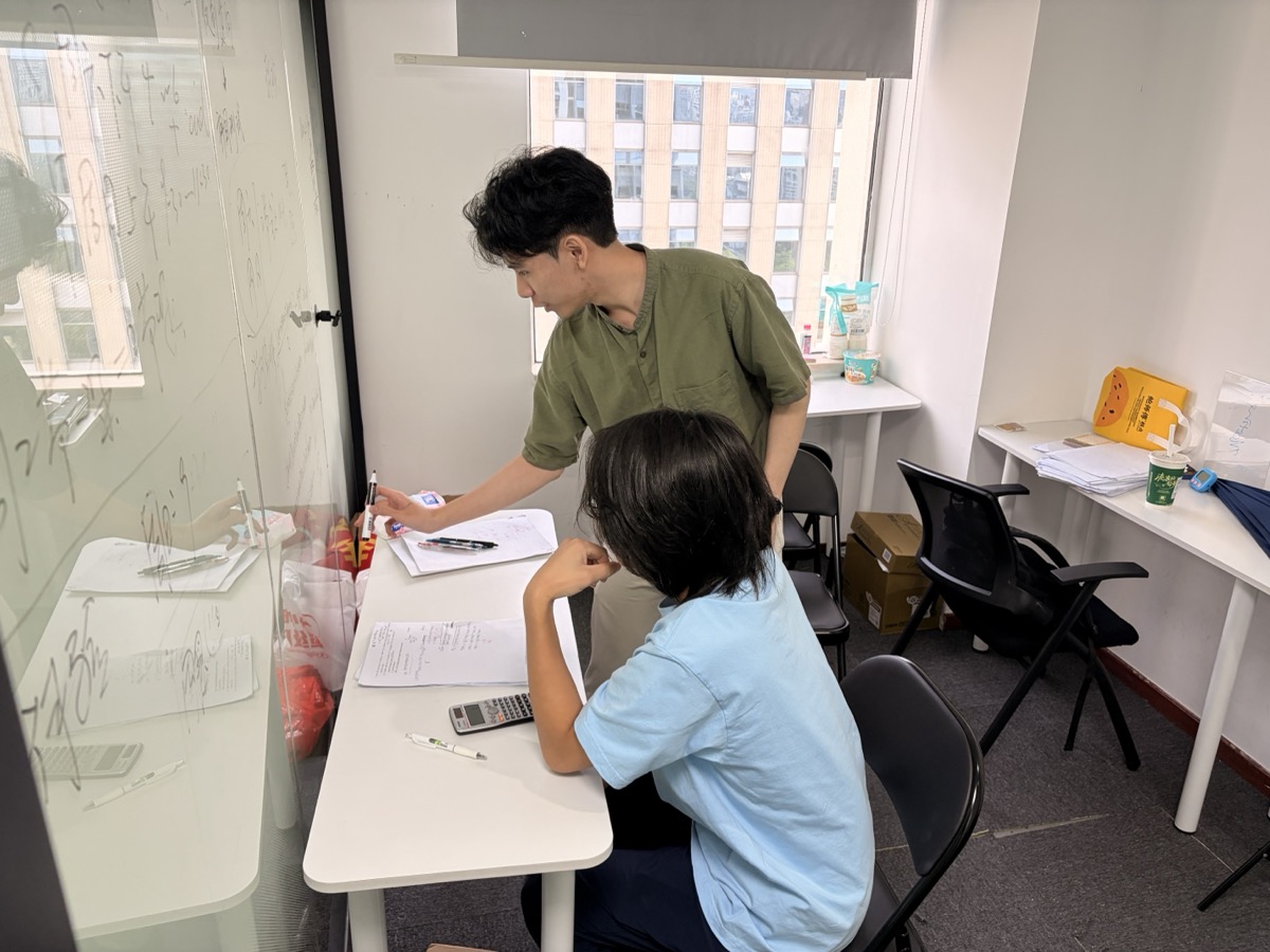 一对一课后辅导，老师为学生讲解习题 — WeWrites