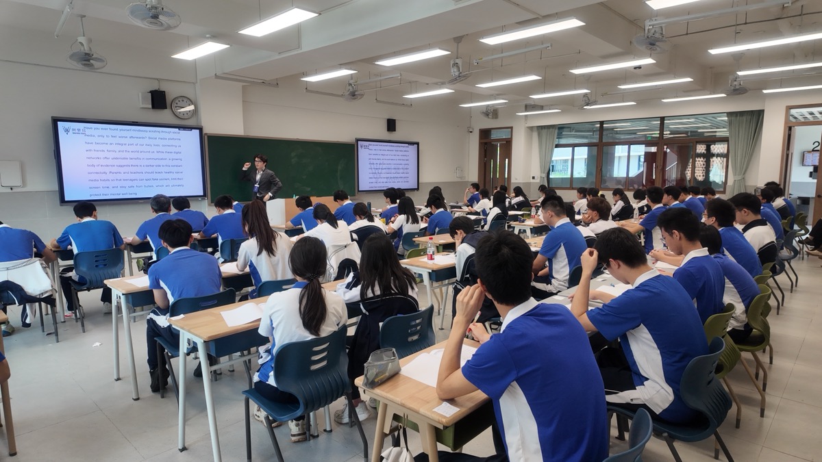 DSE 全班授课场景，学生专注听讲 — WeWrites 课堂