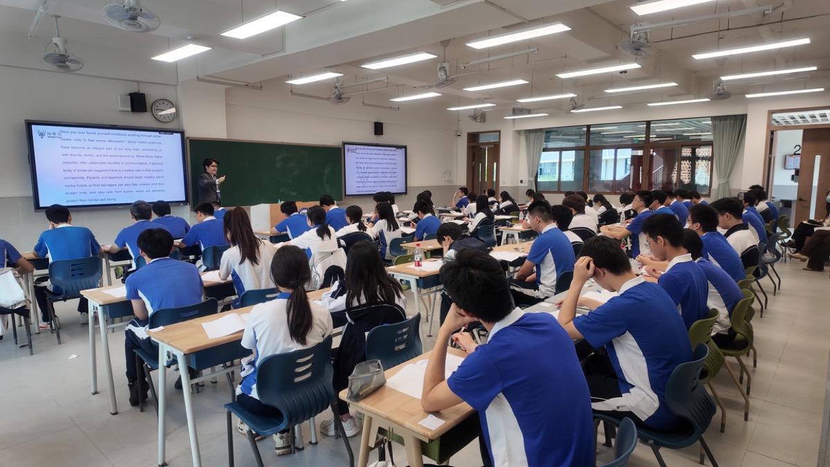 大班授课：黑板上精讲英文写作结构
