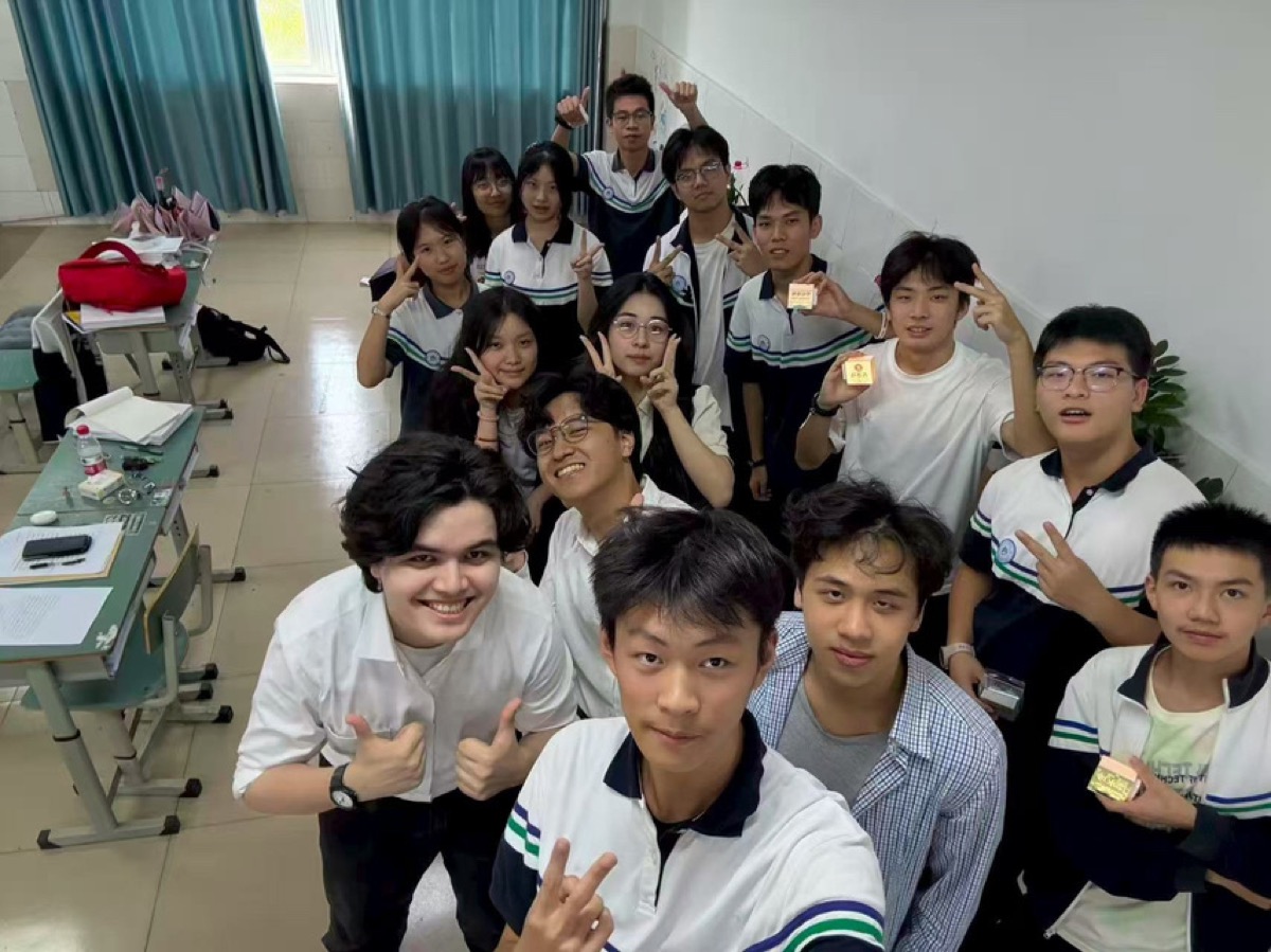 结课合影：学生与老师合影留念，见证一学期的成长