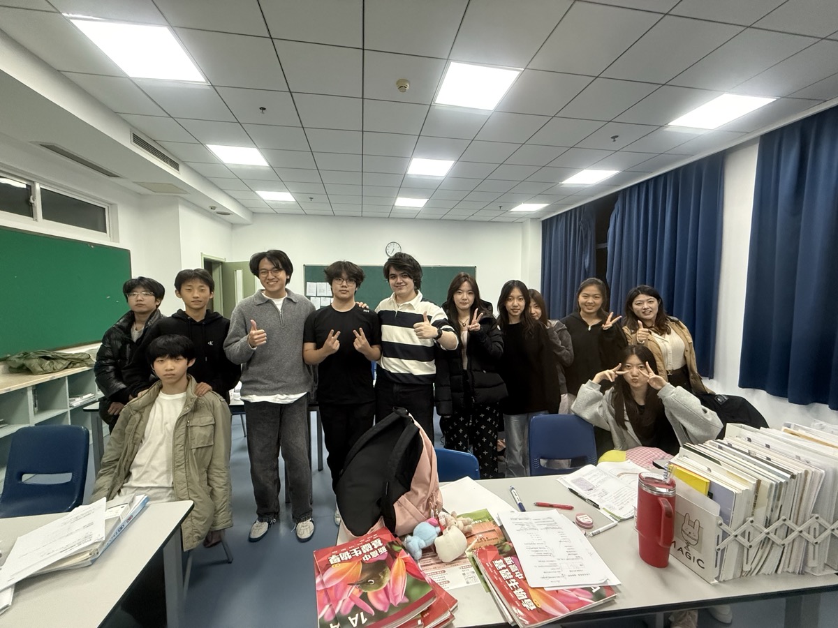 老师与学生并排点赞合影 — WeWrites 青岛学校结课时刻